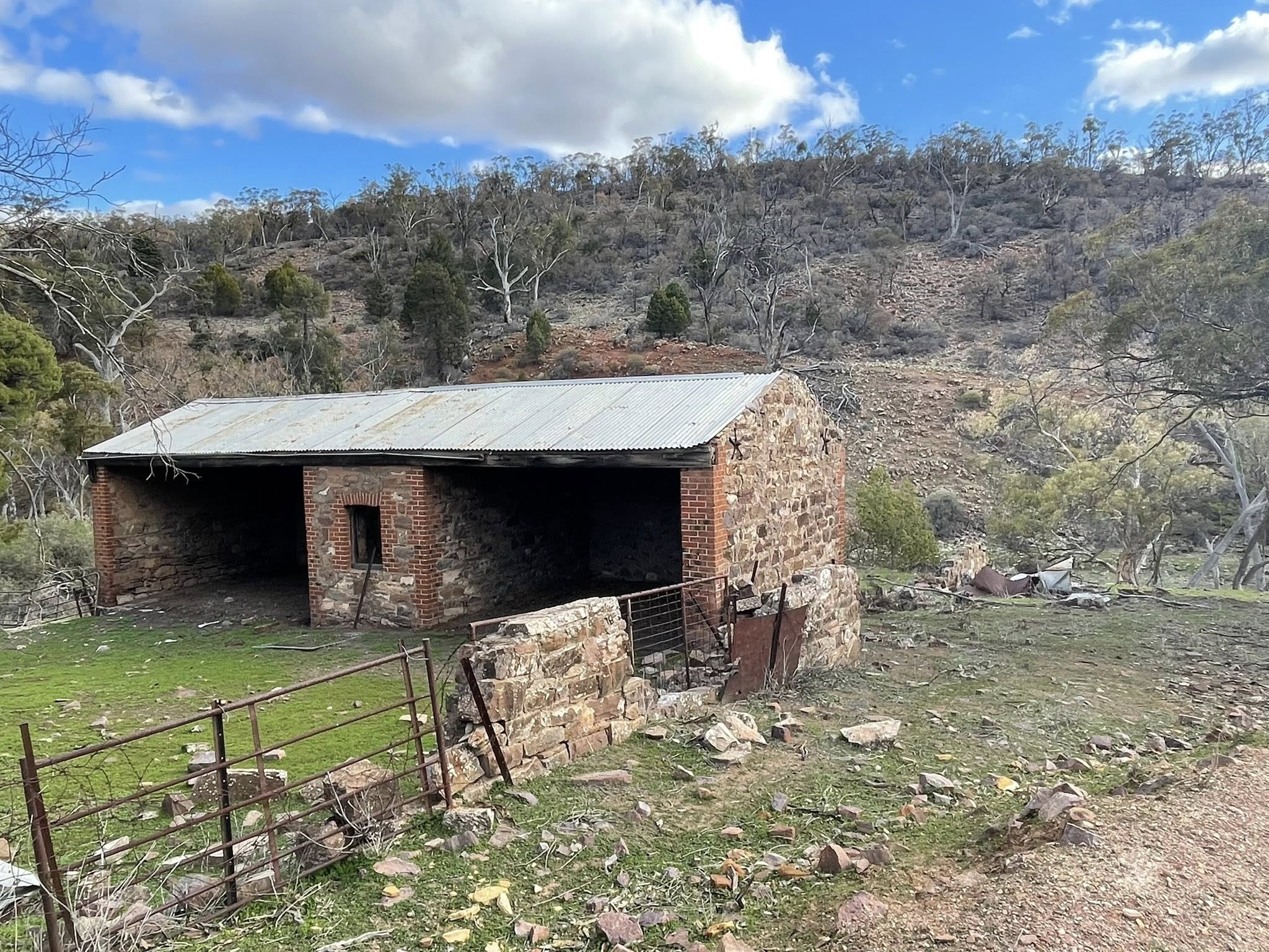 Waukarie Falls Stables by R Rees